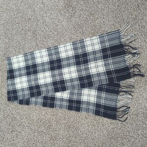 Lord & Taylor superfine 100% lambswool plaid black and cream scarf German